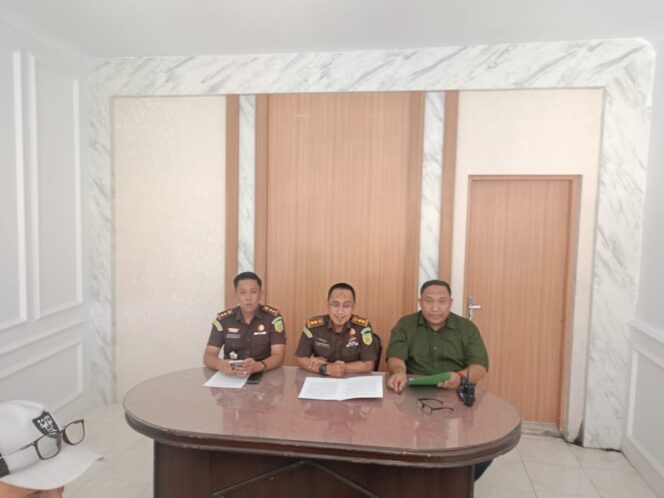 
					Kegiatan konferensi pers di Kantor Kejari Labuhanbatu, Selasa (07/04/2026) dihadiri Plh Kajari Deby Rinaldi, S.H., M.H., yang juga selaku Kepala Seksi Pemulihan Aset dan Pengelolaan Barang Bukti, bersama Kepala Seksi Intelijen Memed Rahmad Sugama, S.H., dan Kepala Seksi Tindak Pidana Khusus Sabri Fitriansyah Marbun, S.H., Selasa (07/04/2026)