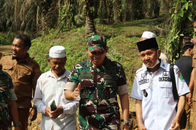 
					Dandim 0209/LB, Letkol Kav Hanung Kaptiaji bersama tokoh masyarakat dalam mengikuti kegiatan ground breaking Jembatan Garuda secara virtual di Desa Sibito, Kecamatan Aek Natas, Senin (06/04/2026)