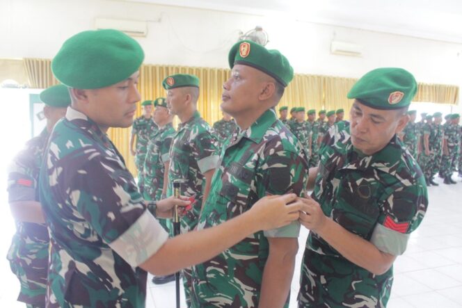 
					Dandim 0209/LB, Letkol Kav Hanung Kaptiaji saat menyematkan pangkat baru kepada personel, Senin (06/04/2026)