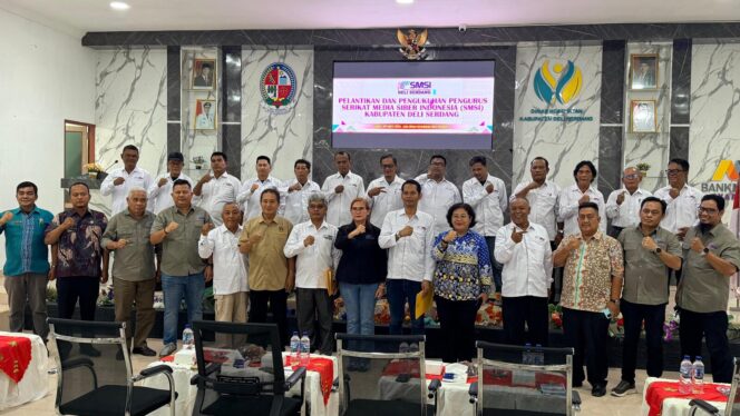 
					Fhoto bersama Kepengurusan baru Serikat Media Siber Indonesia (SMSI) Kabupaten Deliserdang, Pengurus SMSI Sumut, dan tamu undagan lainya di di Aula Dinas Kesehatan Deliserdang, Kamis (09/04/2026)