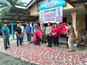 Danramil 12/LP hadir langsung dalam kenal pamit Kapolsek Sungai Kanan. Komitmen menjaga keamanan wilayah terus ditegaskan demi masyarakat yang aman dan nyaman