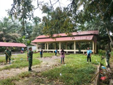 Aksi ASRI di Padang Maninjau jadi bukti nyata kepedulian TNI terhadap lingkungan. Bersama warga, Koramil 05/BD wujudkan desa bersih, sehat, dan nyaman