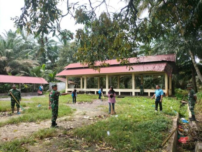 
					Aksi ASRI di Padang Maninjau jadi bukti nyata kepedulian TNI terhadap lingkungan. Bersama warga, Koramil 05/BD wujudkan desa bersih, sehat, dan nyaman