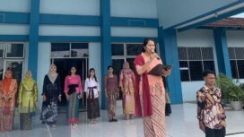 Kepala SMK Yapim Rantauprapat  Riris Melati Sinaga, S.Pd, saat memimpin upacara penaikan bendera sekaligus peringati Hari Kartini yang jatuh setiap 21 April