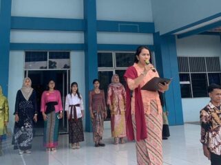 Kepala SMK Yapim Rantauprapat  Riris Melati Sinaga, S.Pd, saat memimpin upacara penaikan bendera sekaligus peringati Hari Kartini yang jatuh setiap 21 April