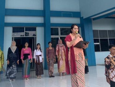 Kepala SMK Yapim Rantauprapat  Riris Melati Sinaga, S.Pd, saat memimpin upacara penaikan bendera sekaligus peringati Hari Kartini yang jatuh setiap 21 April