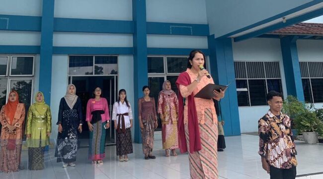 Kepala SMK Yapim Rantauprapat  Riris Melati Sinaga, S.Pd, saat memimpin upacara penaikan bendera sekaligus peringati Hari Kartini yang jatuh setiap 21 April
