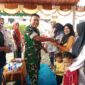 Danramil 09/NL Kapten Cba. P. Matondang, S.H., M.H saat memberikan bingkisan kepada warga dalam Program operasi katarak gratis