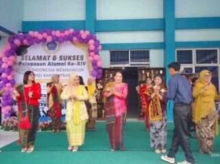 Kepala Sekolah Riris Melati Sinaga turun langsung memimpin Tari Tor-Tor sebagai bentuk pelestarian budaya dan rasa syukur atas kelulusan siswa