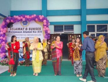 Kepala Sekolah Riris Melati Sinaga turun langsung memimpin Tari Tor-Tor sebagai bentuk pelestarian budaya dan rasa syukur atas kelulusan siswa