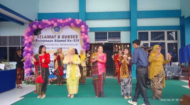 Kepala Sekolah Riris Melati Sinaga turun langsung memimpin Tari Tor-Tor sebagai bentuk pelestarian budaya dan rasa syukur atas kelulusan siswa