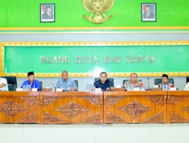 Kesiapan pelaksanaan dibahas dalam rapat koordinasi di ruang data dan karya Kompleks Kantor Bupati Labuhanbatu, Jumat (08/05/2026). Rapat dipimpin oleh Asisten I Setdakab Labuhanbatu, Sarimpunan Ritonga