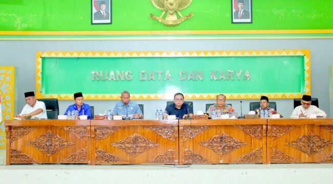 Kesiapan pelaksanaan dibahas dalam rapat koordinasi di ruang data dan karya Kompleks Kantor Bupati Labuhanbatu, Jumat (08/05/2026). Rapat dipimpin oleh Asisten I Setdakab Labuhanbatu, Sarimpunan Ritonga