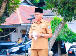 Asisten I Pemerintahan dan Kesra Setdakab Labuhanbatu Drs. Sarimpunan Ritonga, M.Pd., saat memimpin apel gabungan, Senin (11/05/2026)
