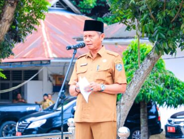 Asisten I Pemerintahan dan Kesra Setdakab Labuhanbatu Drs. Sarimpunan Ritonga, M.Pd., saat memimpin apel gabungan, Senin (11/05/2026)