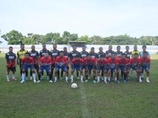 Fhoto bersama kedua Tim, FC Brastagi dan Korpri menjelang kick off, di Lapangan Stadion Binaraga Rantauprapat, Senin (25/05/2026)