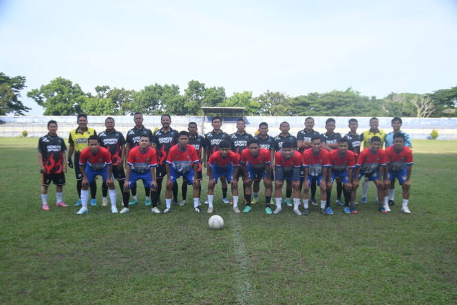 
					Fhoto bersama kedua Tim, FC Brastagi dan Korpri menjelang kick off, di Lapangan Stadion Binaraga Rantauprapat, Senin (25/05/2026)