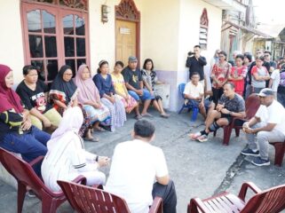 Kebersamaan diuji saat musibah datang. Dandim 0209/Labuhanbatu bersama Bupati Labuhanbatu turun langsung menyalurkan bantuan kepada 13 kepala keluarga korban kebakaran di Bakti Lama, Kelurahan Binaraga, Rantau Utara