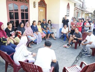 Kebersamaan diuji saat musibah datang. Dandim 0209/Labuhanbatu bersama Bupati Labuhanbatu turun langsung menyalurkan bantuan kepada 13 kepala keluarga korban kebakaran di Bakti Lama, Kelurahan Binaraga, Rantau Utara