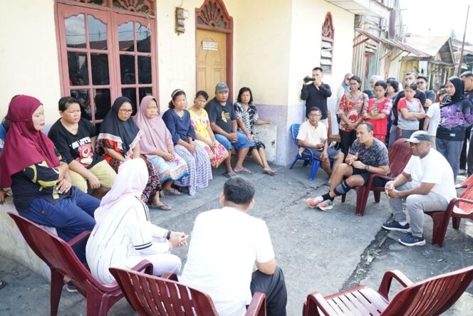 
					Kebersamaan diuji saat musibah datang. Dandim 0209/Labuhanbatu bersama Bupati Labuhanbatu turun langsung menyalurkan bantuan kepada 13 kepala keluarga korban kebakaran di Bakti Lama, Kelurahan Binaraga, Rantau Utara
