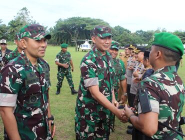 Pangdam I/Bukit Barisan Mayjen TNI Hendy Antariksa saat  meninjau Batalyon Teritorial Pembangunan 956/Sultan Bidar Alam satuan tersebut di Lingkungan Kompi 126/Kala Cakti, Rantauprapat 