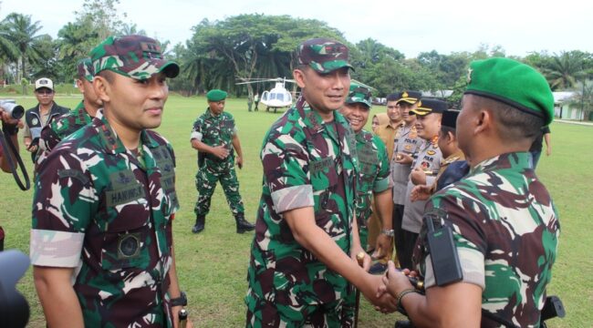 Pangdam I/Bukit Barisan Mayjen TNI Hendy Antariksa saat  meninjau Batalyon Teritorial Pembangunan 956/Sultan Bidar Alam satuan tersebut di Lingkungan Kompi 126/Kala Cakti, Rantauprapat 