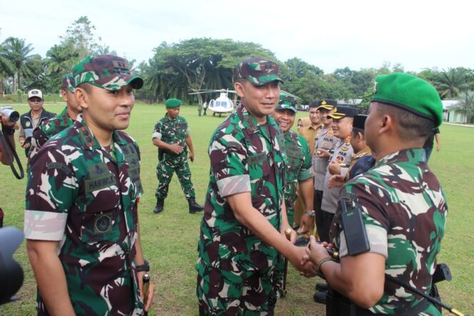 
					Pangdam I/Bukit Barisan Mayjen TNI Hendy Antariksa saat  meninjau Batalyon Teritorial Pembangunan 956/Sultan Bidar Alam satuan tersebut di Lingkungan Kompi 126/Kala Cakti, Rantauprapat 