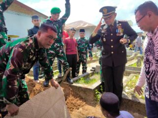 Dandim 0209/Labuhanbatu Letkol Kav Hanung Kaptiaji memimpin langsung upacara penghormatan terakhir bagi Babinsa Koramil 08/Rantauprapat yang dikenal humanis dan dekat dengan masyarakat
