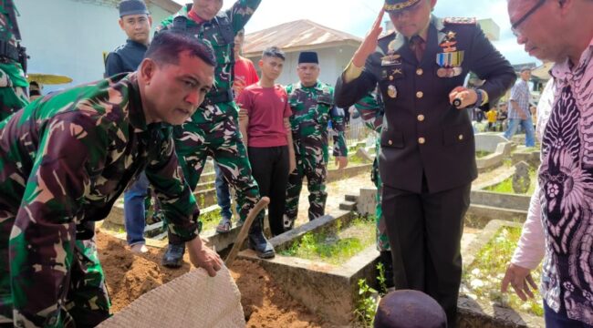Dandim 0209/Labuhanbatu Letkol Kav Hanung Kaptiaji memimpin langsung upacara penghormatan terakhir bagi Babinsa Koramil 08/Rantauprapat yang dikenal humanis dan dekat dengan masyarakat