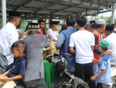 Melalui program Jum’at Berkah di Masjid Baitul Hikmah, personel Kodim berbagi bersama jamaah dan masyarakat sekitar
