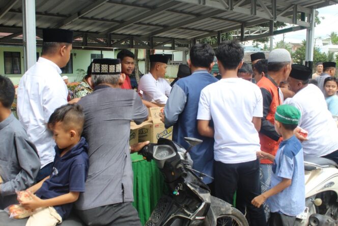 
					Melalui program Jum’at Berkah di Masjid Baitul Hikmah, personel Kodim berbagi bersama jamaah dan masyarakat sekitar