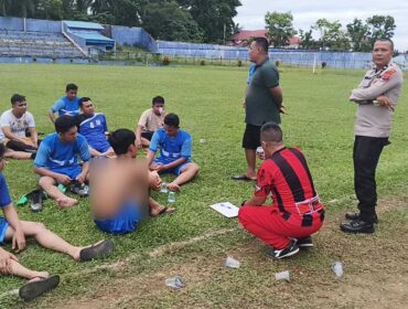 Tampak Tim Pelatih memberikan arahan dan bimbingan kepada seluruh pemain