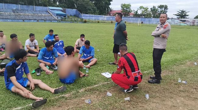 Tampak Tim Pelatih memberikan arahan dan bimbingan kepada seluruh pemain