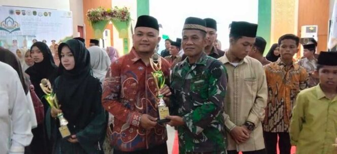 
					Kapten Inf Arifin Sinaga mewakili Danramil Mayor Inf Parlindungan Sinaga, S.H menghadiri penutupan MTQ ke-XVII dan Festival Seni Qasidah ke-XVIII Tahun 2026 yang berlangsung khidmat di Aula Ahmad Dwi Syukur Kantor Bupati Labura