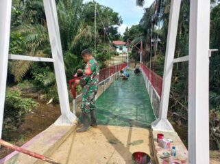 Pembangunan dilakukan secara gotong royong antara TNI dan warga dengan fokus pada kualitas konstruksi jembatan