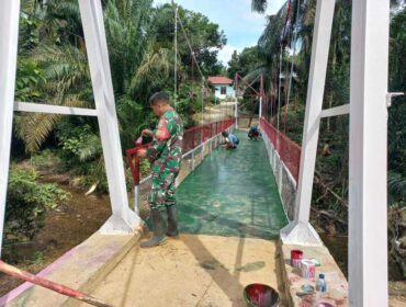 Pembangunan dilakukan secara gotong royong antara TNI dan warga dengan fokus pada kualitas konstruksi jembatan