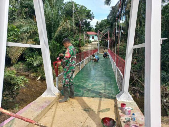 
					Pembangunan dilakukan secara gotong royong antara TNI dan warga dengan fokus pada kualitas konstruksi jembatan