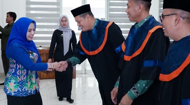 Bupati Labuhanbatu dr. Hj. Maya Hasmita, Sp.OG., MKM berikan ucapan selamat kepada Dewan Hakim MTQH