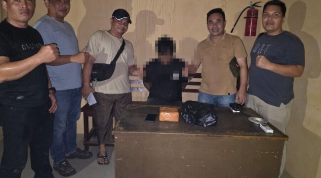 Unit Intel Kodim 0209/LB bersama seorang pria berinisial R diamankan terkait dugaan kepemilikan narkotika jenis sabu sekitar 1 kilogram di wilayah Bilah Hilir, Kabupaten Labuhanbatu