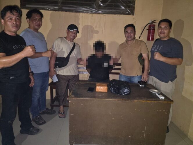 
					Unit Intel Kodim 0209/LB bersama seorang pria berinisial R diamankan terkait dugaan kepemilikan narkotika jenis sabu sekitar 1 kilogram di wilayah Bilah Hilir, Kabupaten Labuhanbatu