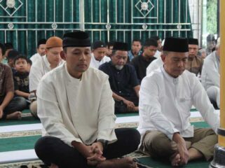 Dandim 0209/Labuhanbatu Letkol Kav Hanung Kaptiaji, S.Sos., M.I.P., dan Danramil 11/Kota Pinang Mayor Inf Hendra Gunawan melaksanakan Shalat Idul Adha bersama masyarakat di Masjid Baitul Hikmah Kodim 0209/Labuhanbatu, Jalan Abdul Aziz, Kelurahan Padang Matinggi, Kecamatan Rantau Utara, Rabu (27/05/2026) pagi