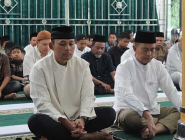 Dandim 0209/Labuhanbatu Letkol Kav Hanung Kaptiaji, S.Sos., M.I.P., dan Danramil 11/Kota Pinang Mayor Inf Hendra Gunawan melaksanakan Shalat Idul Adha bersama masyarakat di Masjid Baitul Hikmah Kodim 0209/Labuhanbatu, Jalan Abdul Aziz, Kelurahan Padang Matinggi, Kecamatan Rantau Utara, Rabu (27/05/2026) pagi