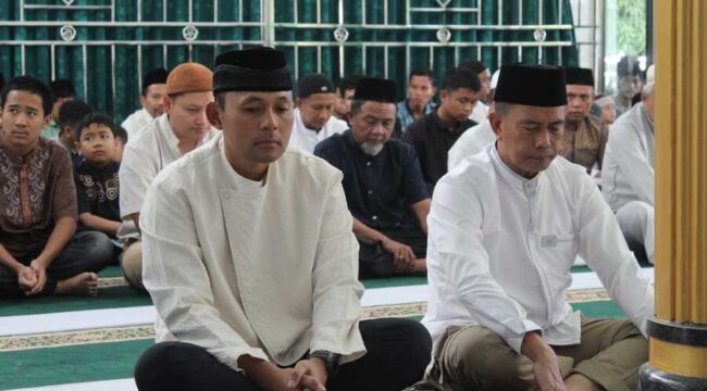 Dandim 0209/Labuhanbatu Letkol Kav Hanung Kaptiaji, S.Sos., M.I.P., dan Danramil 11/Kota Pinang Mayor Inf Hendra Gunawan melaksanakan Shalat Idul Adha bersama masyarakat di Masjid Baitul Hikmah Kodim 0209/Labuhanbatu, Jalan Abdul Aziz, Kelurahan Padang Matinggi, Kecamatan Rantau Utara, Rabu (27/05/2026) pagi