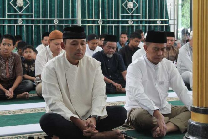 
					Dandim 0209/Labuhanbatu Letkol Kav Hanung Kaptiaji, S.Sos., M.I.P., dan Danramil 11/Kota Pinang Mayor Inf Hendra Gunawan melaksanakan Shalat Idul Adha bersama masyarakat di Masjid Baitul Hikmah Kodim 0209/Labuhanbatu, Jalan Abdul Aziz, Kelurahan Padang Matinggi, Kecamatan Rantau Utara, Rabu (27/05/2026) pagi