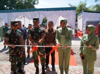 Korem 022/Pantai Timur, Kolonel Inf Sandi Kamidianto, S.I.P., M.I.P., melakukan gunting pita dalam peresmian kegiatan Karya Bakti di Panti Asuhan ATRH Thohiriyah, Desa Nenas Siam, Kecamatan Medang Deras, Kabupaten Batu Bara, Jumat (30/05/2026)