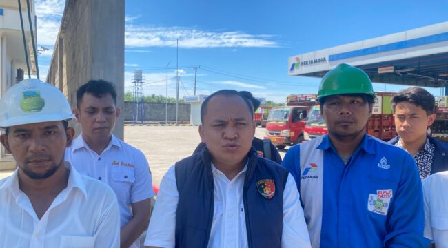 jajaran Sat Reskrim Polres Labuhanbatu langsung turun melakukan inspeksi mendadak (sidak) ke SPBE Pertamina PT Lobusona Perdana Tri Jaya di Jalan H. Adam Malik, Kelurahan Lobusona, Kecamatan Rantau Selatan, Kabupaten Labuhanbatu, Rabu (03/06/2026)
