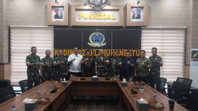 
					Dandim 0209/Labuhanbatu Letkol Kav Hanung Kaptiaji menerima kunjungan Kajari Labuhanbatu Selatan Alexander Zaldi sebagai langkah mempererat kolaborasi antarinstansi