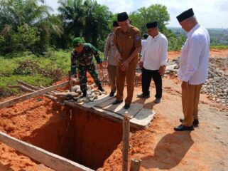 Peletakan batu pertama pembangunan Masjid Dirgantara Danramil 08/Rantauprapat Kapten Inf Jendakami Sembiring mewakili Dandim 0209/Labuhanbatu bersama unsur pemerintah dan tokoh masyarakat