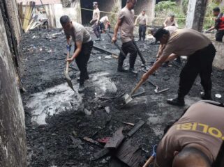 Puing Kebakaran Dibersihkan, Polisi Turun Tangan Bantu Warga