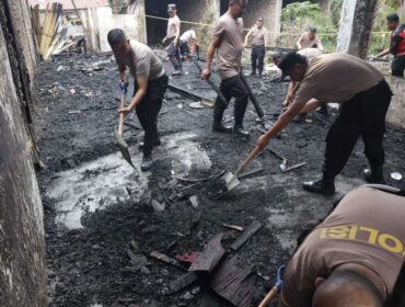Puing Kebakaran Dibersihkan, Polisi Turun Tangan Bantu Warga